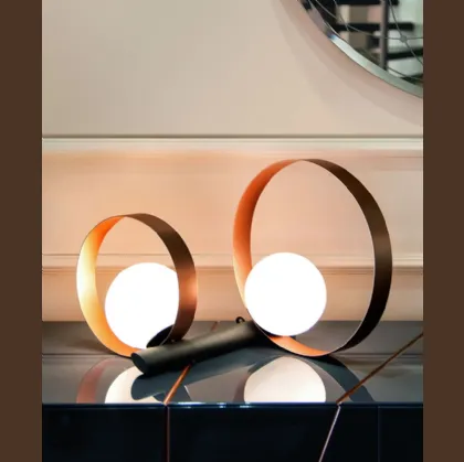 Lampada Bubble Duo DT da Tavolo formata da due anelli metallici di diversa dimensione e da due bulbi in vetro bianco satinato di Riflessi