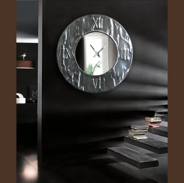Orologio da muro modellato a mano in alluminio effetto martellato Mito di Riflessi