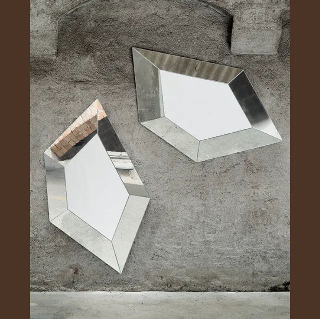Specchio pentagonale tridimensionale con superfici inclinate City Life di Riflessi