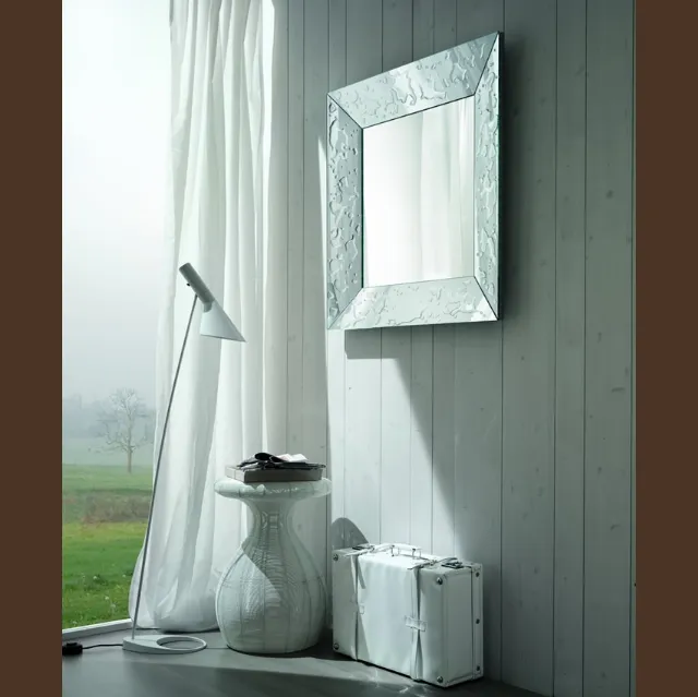 Specchio moderno con cornice specchiante inclinata e applicazione manuale di resina naturale Gocce di Riflessi
