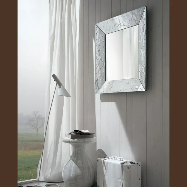 Specchio moderno con cornice specchiante inclinata e applicazione manuale di resina naturale Gocce di Riflessi