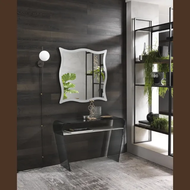 Specchio con cornice perimetrale effetto sabbiato dall’aspetto sinuoso e fiabesco Moving di Riflessi