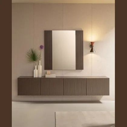 Specchio Onda con cornice in legno cannettato di Riflessi
