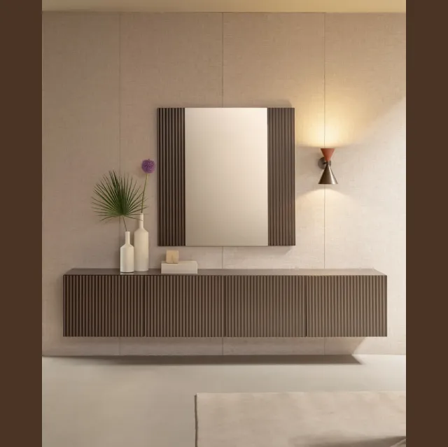 Specchio Onda con cornice in legno cannettato di Riflessi