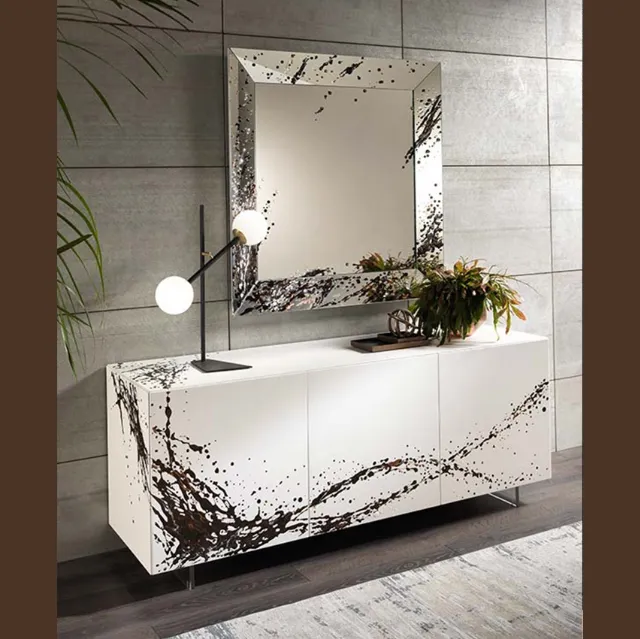 Specchio con cornice in cristallo inclinato con decorazione a rilievo Trapezio Art di Riflessi