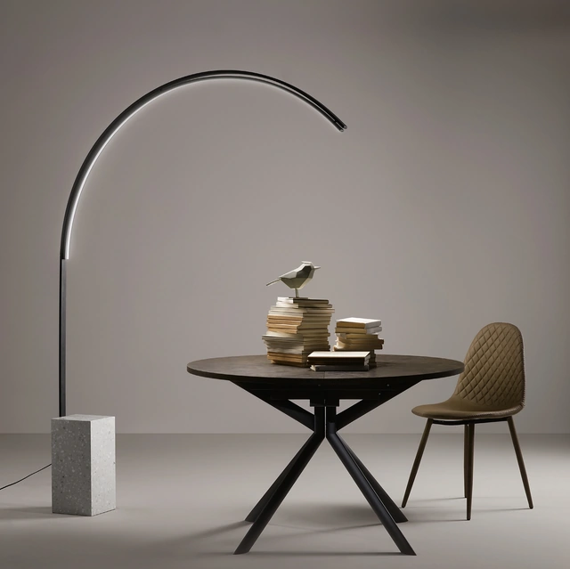 Lampada da terra Biblio in metallo con base in ceppo di grè di Ondaluce