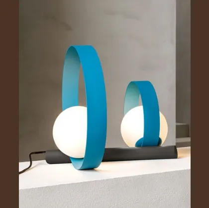 Lampada Bubble Duo da Tavolo formata da due anelli metallici di diversa dimensione e da due bulbi in vetro bianco satinato di Riflessi