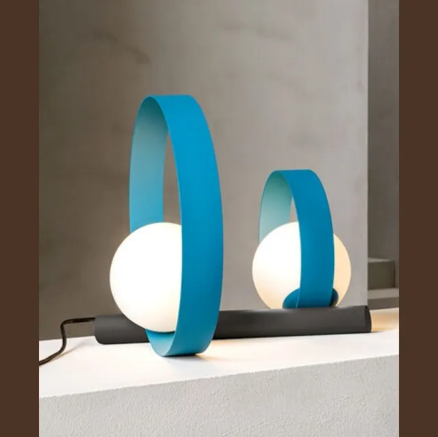 Lampada Bubble Duo da Tavolo formata da due anelli metallici di diversa dimensione e da due bulbi in vetro bianco satinato di Riflessi