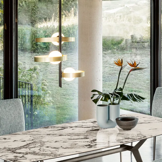 Lampada a sospensione Bubble S formata da tre anelli in metallo verniciato in tre diverse dimensioni e da tre bulbi in vetro bianco satinato di Riflessi