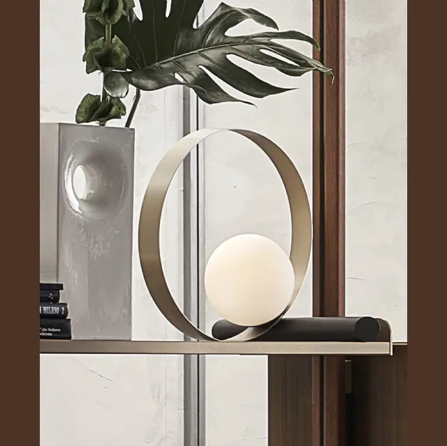Lampada Bubble da Tavolo da un anello metallico verniciato e da un bulbo in vetro bianco satinato di Riflessi