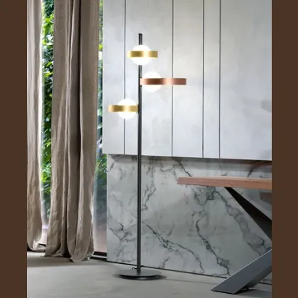 Lampada da terra Bubble PT formata da tre anelli in metallo verniciato e tre bulbi in vetro bianco satinato di Riflessi