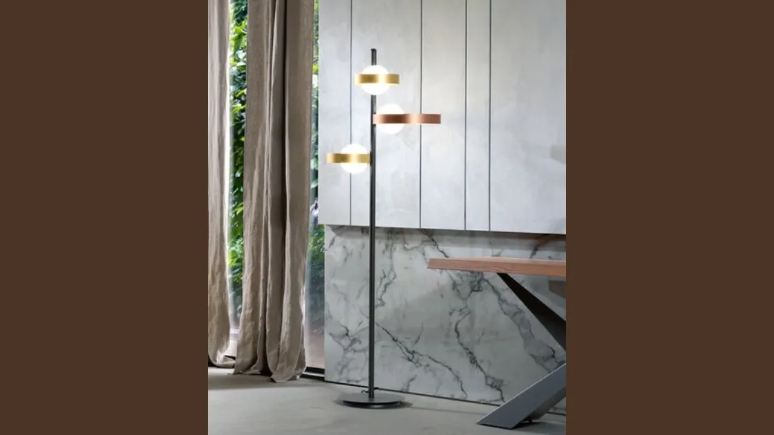 Lampada Bubble da Terra formata da tre anelli in metallo verniciato e tre bulbi in vetro bianco satinato di Riflessi