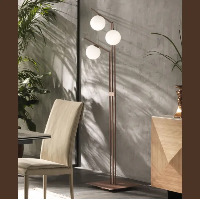 Lampada Dodo PT da Terra formata da  aste metalliche verniciate e tre bulbi in vetro bianco satinato di Riflessi