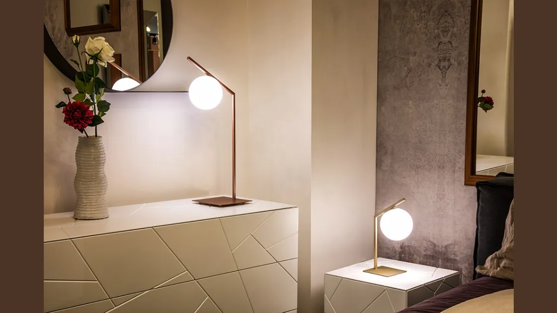 Lampada Dodo da Tavolo in metallo con bulbo in vetro bianco satinato di Riflessi