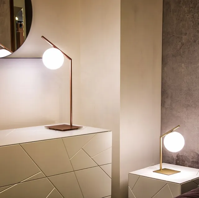 Lampada Dodo da Tavolo in metallo con bulbo in vetro bianco satinato di Riflessi
