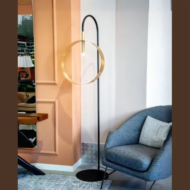 Lampada Led Loop PT da Terra composta da un basamento e da una struttura in metallo verniciato grafite di Riflessi