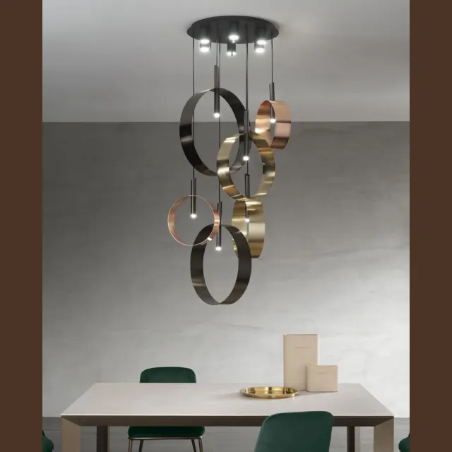 Lampada a sospensione Led Loop S6 formata da sei anelli in metallo in tre diverse dimensioni di Riflessi