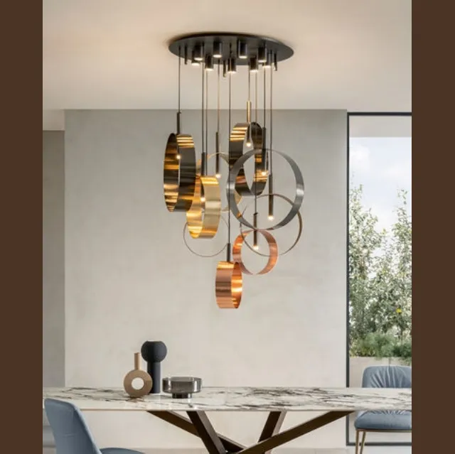 Lampada a sospensione Led Loop S9 formata da nove anelli in metallo in tre diverse dimensionidi Riflessi