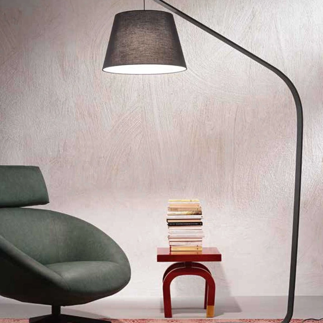 Lampada da terra Liana con struttura in metallo e paralume in PVC rivestito in tessuto di Ondaluce