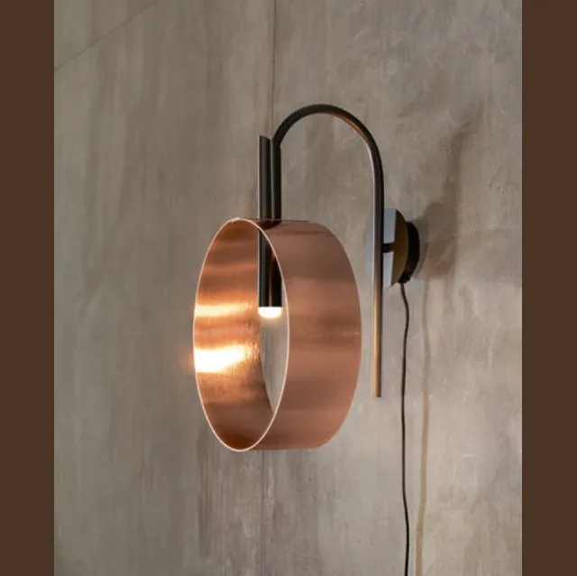 Lampada Led Loop Applique composta da un anello in metallo verniciato con trattamento satinato galvanicodi Riflessi