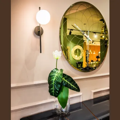 Lampada da parete Meridian Applique in metallo con bulbo in vetro bianco satinato di Riflessi