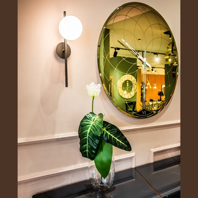 Lampada da parete Meridian Applique in metallo con bulbo in vetro bianco satinato di Riflessi