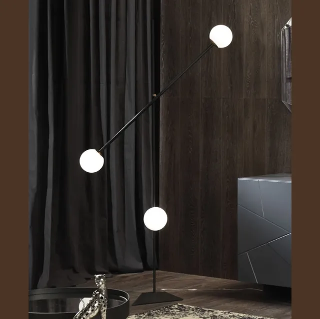Lampada Meridian PT Terra in metallo con tre bulbi in vetro bianco satinato di Riflessi