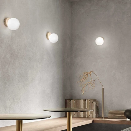 Lampada a parete Pallina in vetro soffiato e metallo di Ondaluce