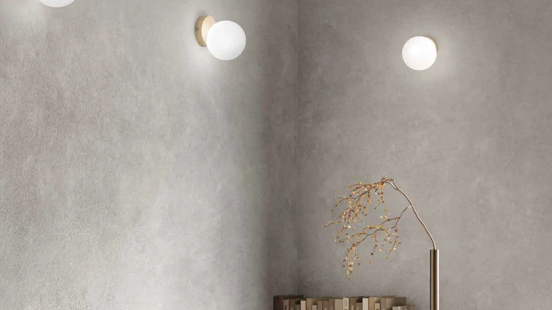 Lampada a parete Pallina in vetro soffiato e metallo di Ondaluce