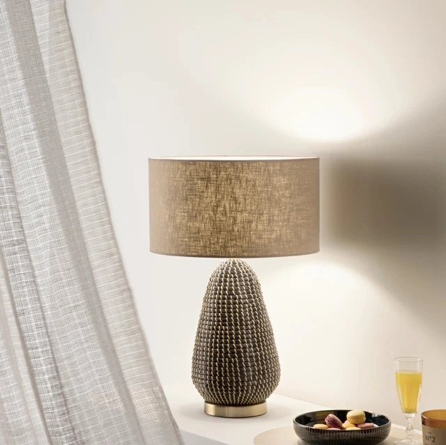 Lampada da tavolo Posidonia in erba marina intrecciata e tessuto di FAN Europe