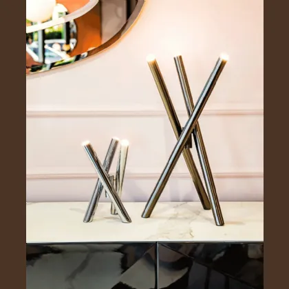 Lampada Shangai T da Tavolo composta da tre tubolari metallici verniciati con trattamento satinato galvanico di Riflessi