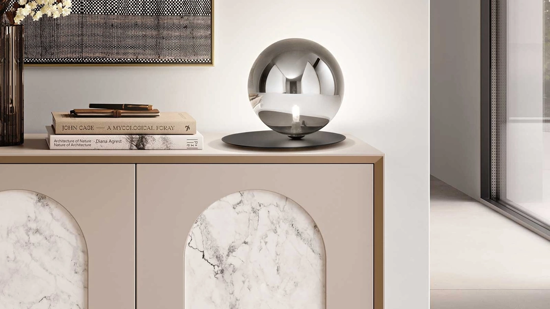 Lampada da tavolo Snail in vetro soffiato e metallo di Ondaluce