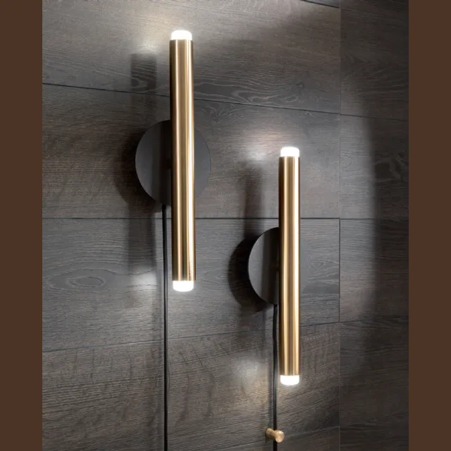 Lampada Stilo Applique formata da un tubolare in metallo verniciato con trattamento satinato galvanico di Riflessi