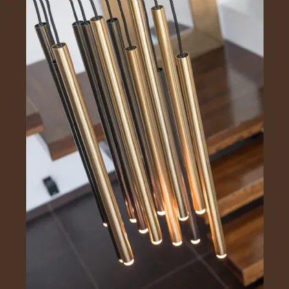 Lampada a sospensione Stilo S12 formata da 12 tubolari in metallo verniciato con trattamento satinato galvanico di Riflessi