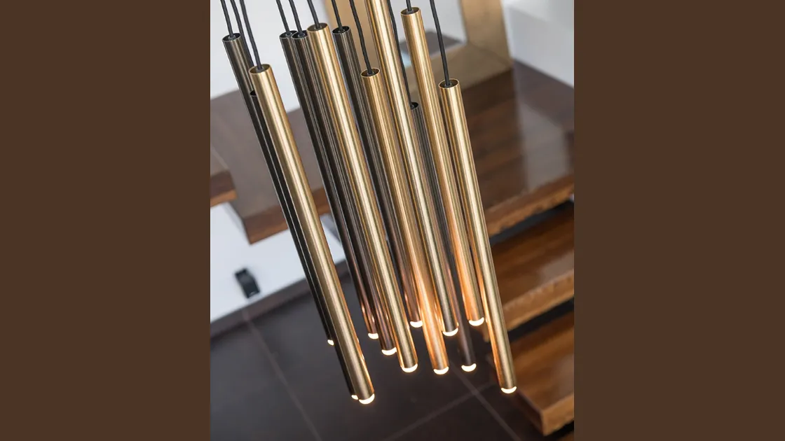 Lampada a sospensione Stilo S12 formata da 12 tubolari in metallo verniciato con trattamento satinato galvanico di Riflessi