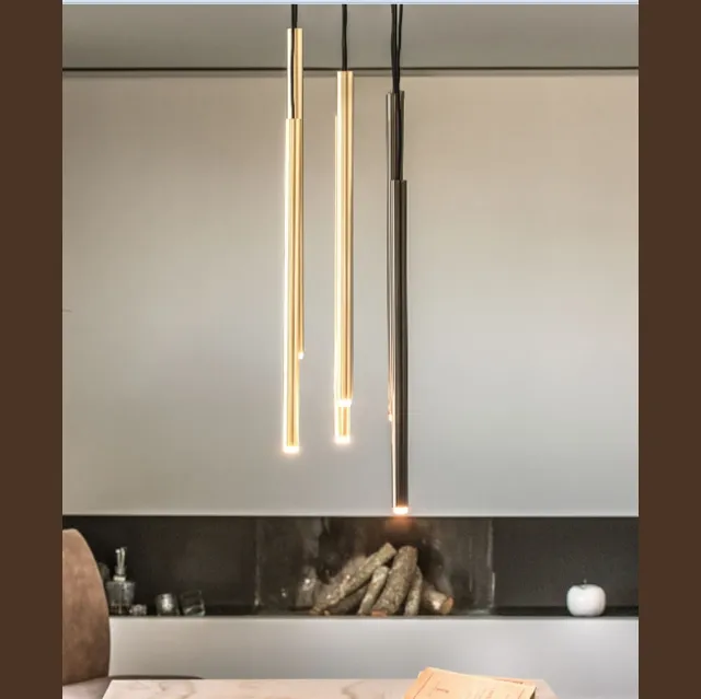 Lampada a sospensione Stilo S6 formata da 6 tubolari in metallo verniciato con trattamento satinato galvanico di Riflessi