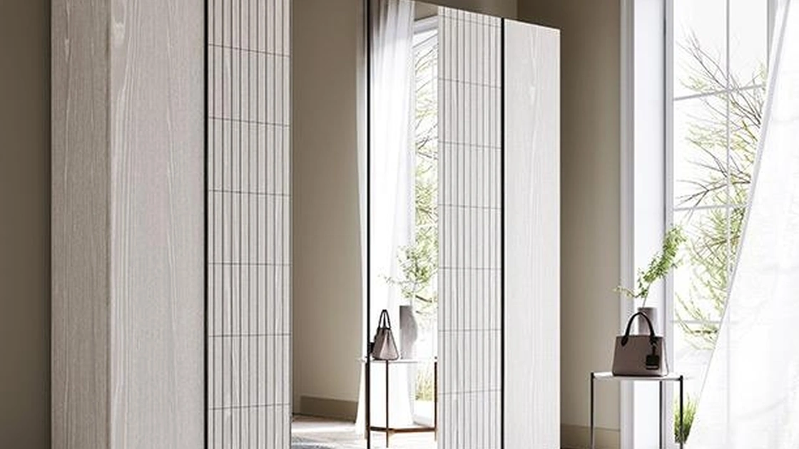 Armadio con ante battenti in legno e vetro Comp N21 di Mobilgam