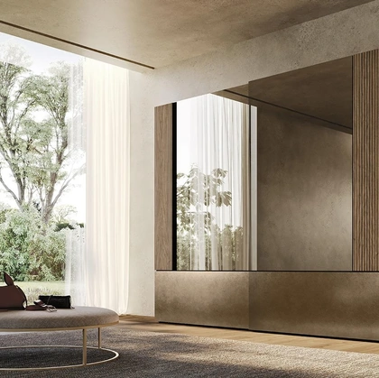 Armadio con ante scorrevoli in laccato ottone e specchio centrale Comp N28 di Mobilgam
