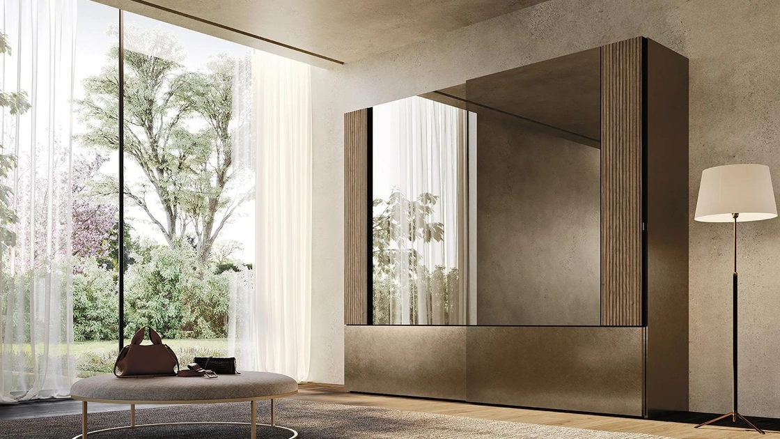 Armadio con ante scorrevoli in laccato ottone e specchio centrale Comp N28 di Mobilgam