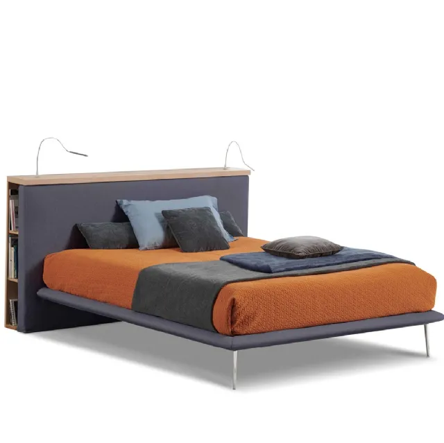 Letto matrimoniale in tessuto Alba con libreria inserita nella testiera di Lettissimi