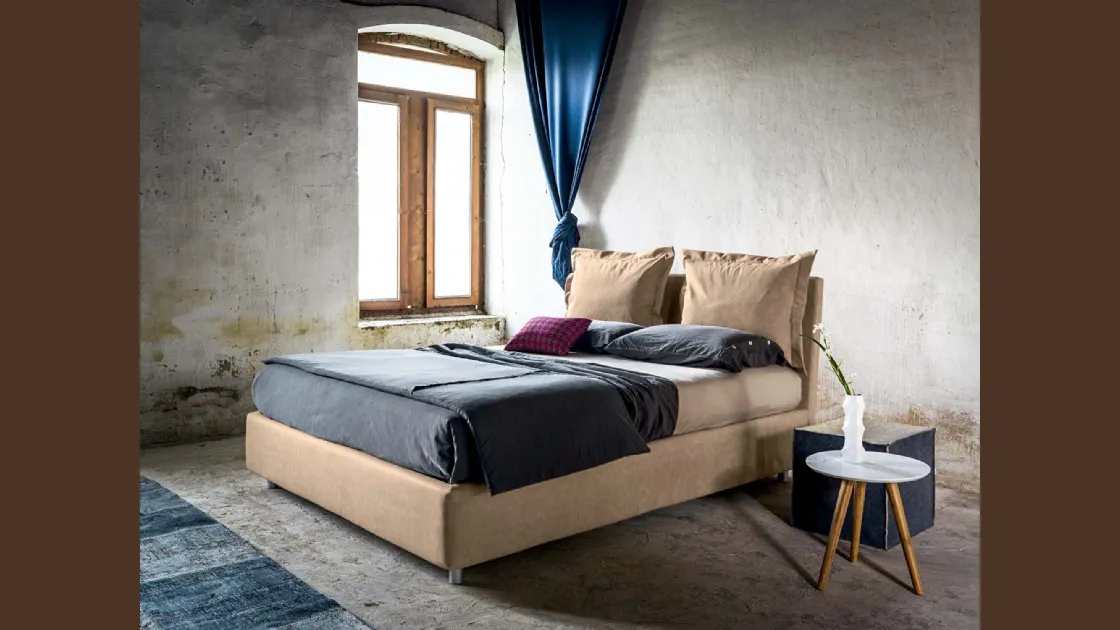 Letto in eco nabuk imbottito con testiera rivestita da cuscini rimovibili DoReMi di Veneran