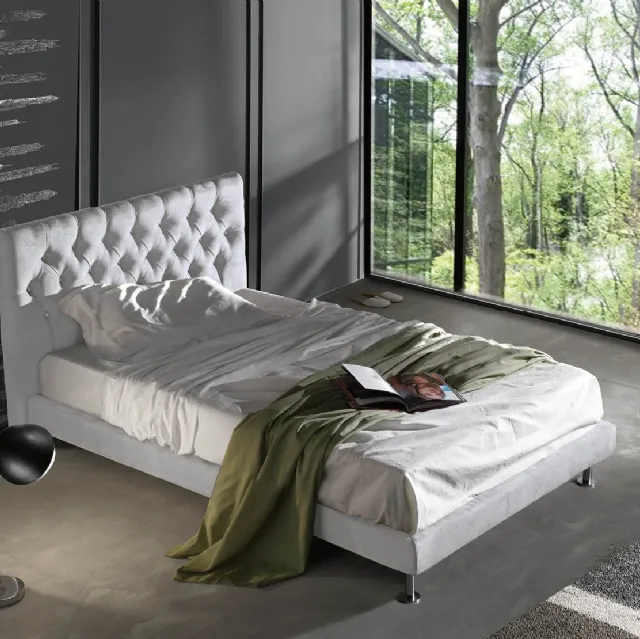Letto singolo in tessuto con testiera trapuntata con lavorazione capitonné e piedini in metallo Imperiale Basso di Lettissimi