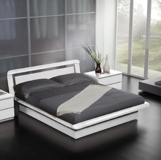Letto matrimoniale in legno laccato Elica di Fratelli Elli