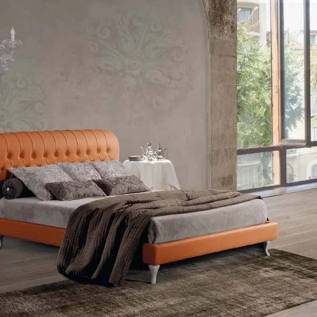 Letto classico in pelle color arancione con testiera trapuntata London di Lettissimi