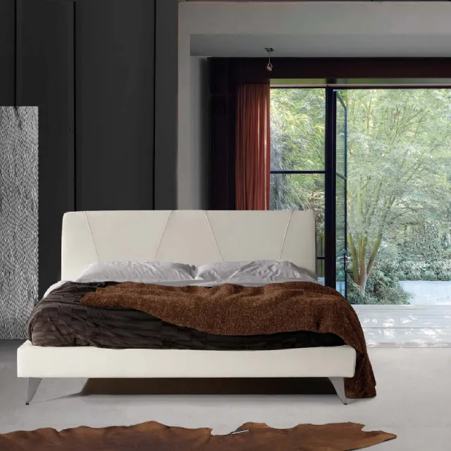 Letto in pelle con testiera imbottita e piedini in metallo Prestige di Lettissimi