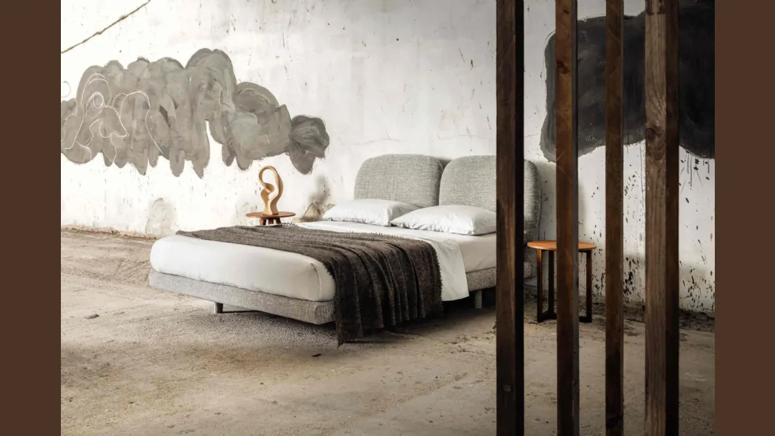 Letto matrimoniale completamente rivestito in tessuto Robin di Veneran