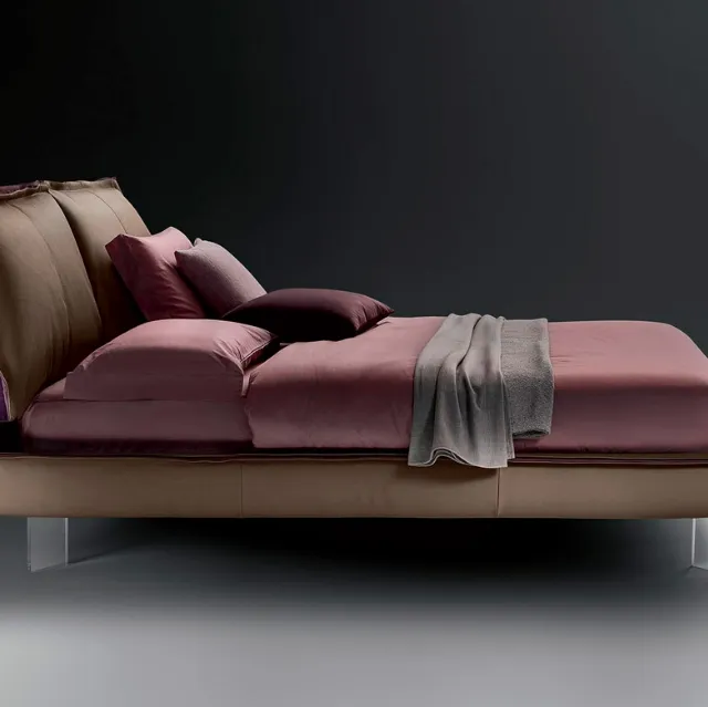 Letto Sandy Levante in pelle con testiera imbottita e piedini trasparenti di Bontempi Letti Design