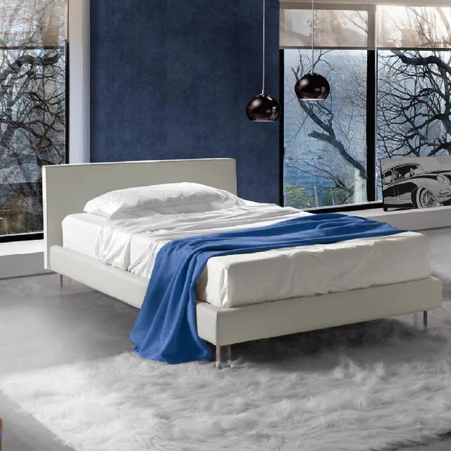 Letto singolo in pelle con testiera dalle forme squadrate e piedini in plexiglass trasparente Trillo di Lettissimi