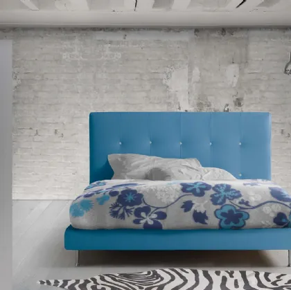 Letto in tessuto azzurro con testiera bassa trapuntata Vela Basso di Lettissimi