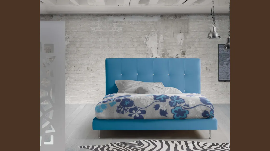 Letto in tessuto azzurro con testiera bassa trapuntata Vela Basso di Lettissimi